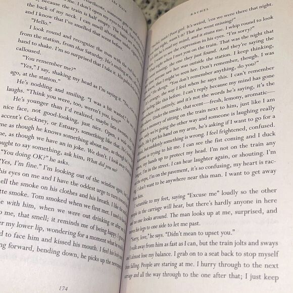 The Girl On The Train A Novel By Paula Hawkins New York Times Bestseller - Picture 4 of 4